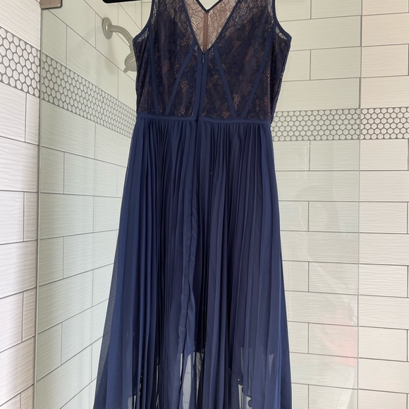 BCBG Paris. Pleated navy dress. Size 0. One of a kind for the fashionista ! - Picture 5 of 7